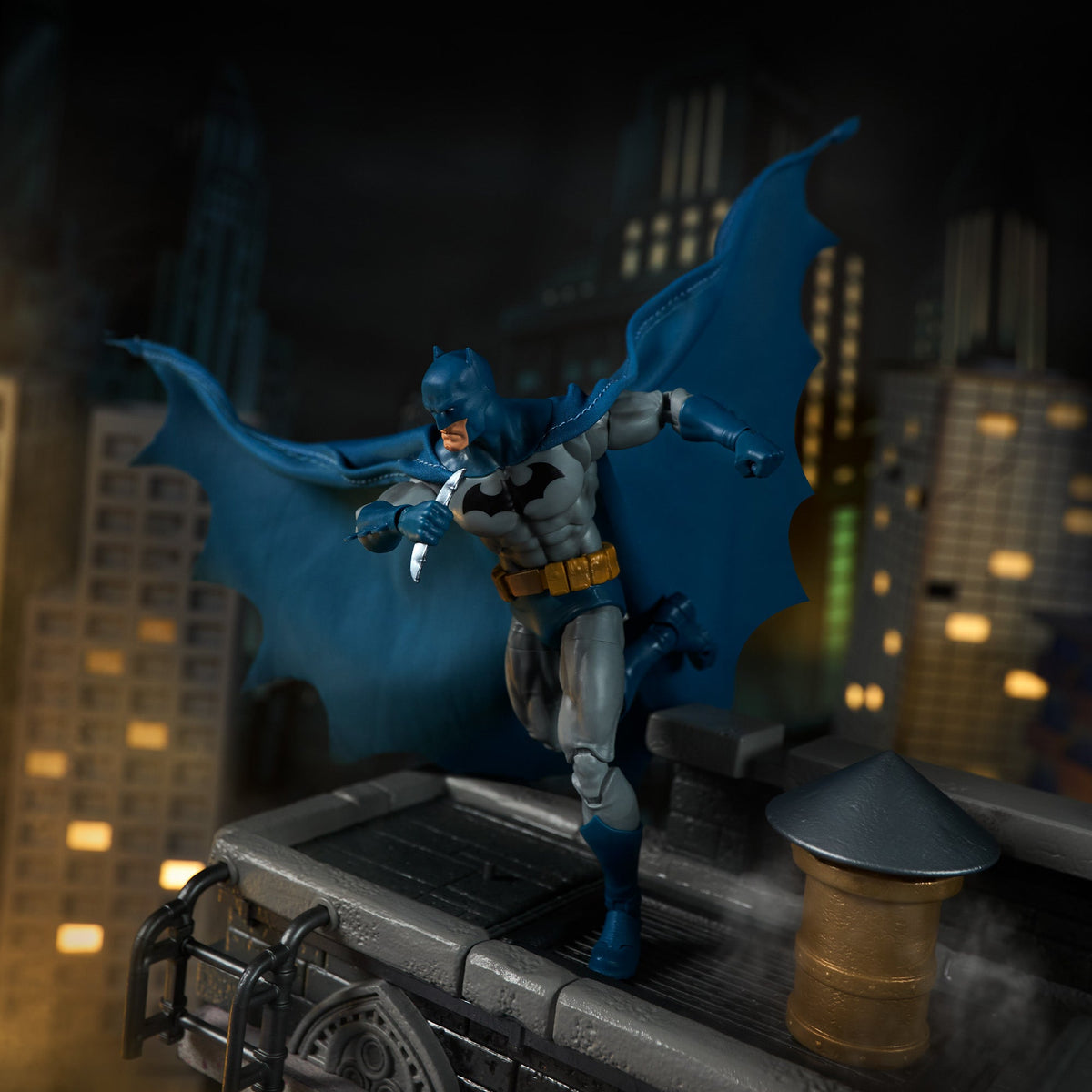 DC Premium Batman: Hush Rooftop Bat-Signal Diorama Set